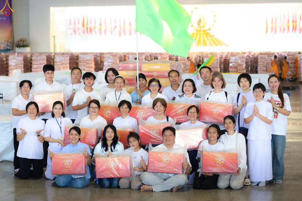 ภาพ No.321997:วันที่ 12 -13 เมษายน พ.ศ.2569 การเตรียมกล่องไทยธรรม + การขนย้ายเก้าอี้ เพื่องานถวายมหาสังฆทาน 40,000 กว่าวัดทั่วประเทศ วันคุ้มครองโลก 22 เมษายน พ.ศ.2569 วัดพระธรรมกาย