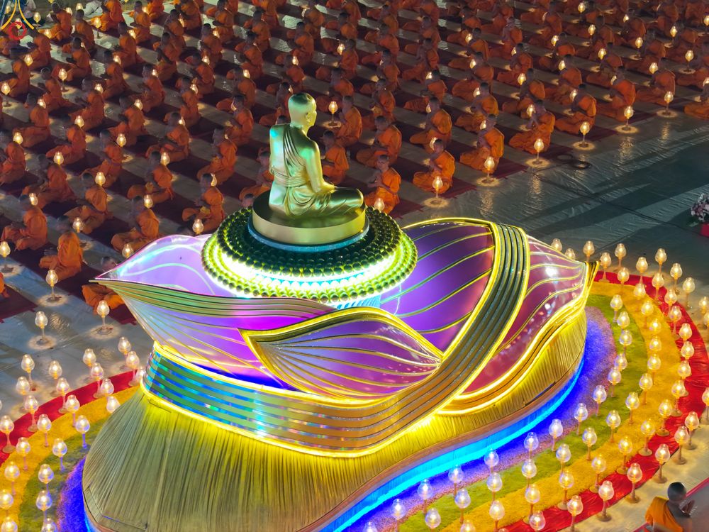 ภาพ No.289137:วันที่ 6 มกราคม พ.ศ. 2569 พิธีจุดประทีปถวายเป็นพุทธบูชา และบูชาธรรมมหาปูชนียาจารย์ ณ อนุสรณ์สถานมหาวิหารพระมงคลเทพมุนี (โลตัสแลนด์) อ.สองพี่น้อง จ.สุพรรณบุรี ในโครงการธรรมยาตรา กตัญญูบูชา มหาปูชนียาจารย์ พระมงคลเทพมุนี(สด จนฺทสโร) พระผู้ปราบมาร อนุสรณ์สถ