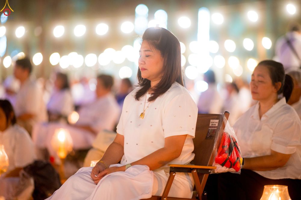 ภาพ No.290197:วันที่ 6 มกราคม พ.ศ. 2569 พิธีจุดประทีปถวายเป็นพุทธบูชา และบูชาธรรมมหาปูชนียาจารย์ (ภาพชุดที่ 2) ณ อนุสรณ์สถานมหาวิหารพระมงคลเทพมุนี (โลตัสแลนด์) อ.สองพี่น้อง จ.สุพรรณบุรี ในโครงการธรรมยาตรา กตัญญูบูชา มหาปูชนียาจารย์ พระมงคลเทพมุนี(สด จนฺทสโร) พระผู้ปรา