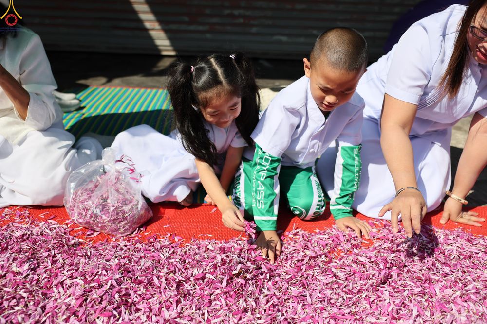 ภาพ No.304052:วันที่ 25 มกราคม พ.ศ. 2569 พิธีต้อนรับพระธรรมยาตรา  รร.สามัคคีราษฏร์บำรุง-วัดพระธรรมกาย ในโครงการธรรมยาตรา กตัญญูบูชา มหาปูชนียาจารย์ พระมงคลเทพมุนี(สด จนฺทสโร) พระผู้ปราบมาร อนุสรณ์สถาน 7 แห่ง ปีที่ 14