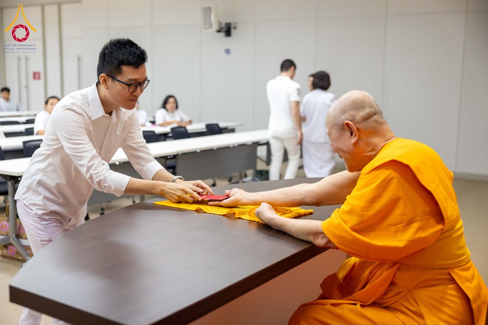 ภาพ No.324887:วันพฤหัสบดีที่ 23 เมษายน พ.ศ.2569  หลวงพ่อทัตตชีโว รองเจ้าอาวาสวัดพระธรรมกาย ถวายการต้อนรับและปฏิสันถารคณะชาวอินโดนีเซีย