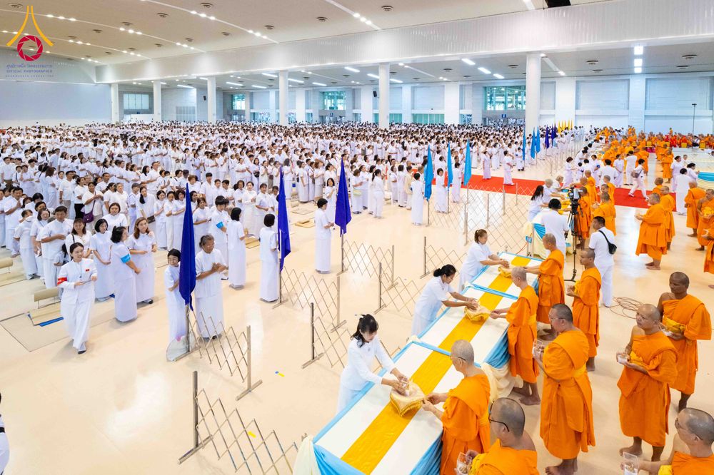 ภาพ No.338042:วันอาทิตย์ต้นเดือน 5 กรกฎาคม พ.ศ.2569 สัมมนาพิเศษ พิธีมอบพระของขวัญ ณ ห้องแก้วสารพัด1 วัดพระธรรมกาย