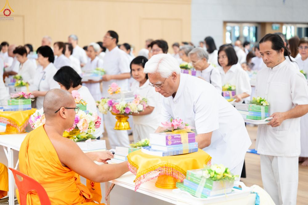 ภาพ No.329102:วันอาทิตย์ที่ 17 พฤษภาคม พ.ศ.2569 พิธีร่วมบุญการศึกษาพระภิกษุสามเณร (หนังสือบาลี นักธรรม ทางก้าวหน้า World-Pec) ณ ห้องแก้วสารพัดนึก 2 วัดพระธรรมกาย