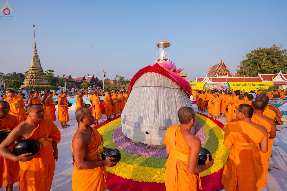 ภาพ No.294460:วันที่ 14 มกราคม พ.ศ. 2569 พิธีตักบาตรพระธรรมยาตรา ณ วัดสองพี่น้อง ต.ต้นตาล อ.สองพี่น้อง จ.สุพรรณบุรี ในโครงการธรรมยาตรา กตัญญูบูชา มหาปูชนียาจารย์ พระมงคลเทพมุนี(สด จนฺทสโร) พระผู้ปราบมาร อนุสรณ์สถาน 7 แห่ง ปีที่ 14