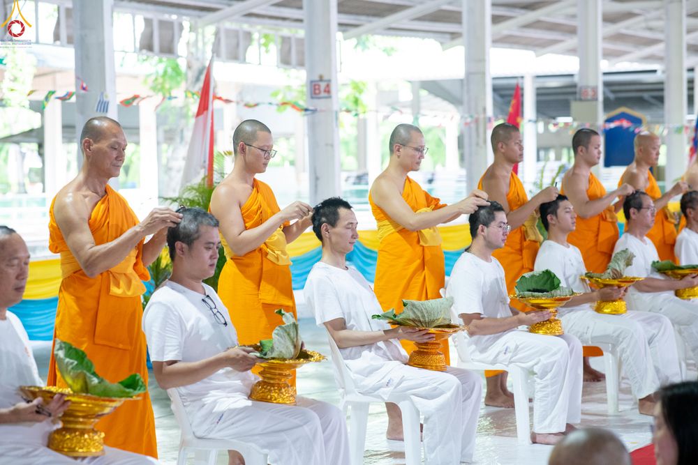 ภาพ No.338331:วันอาทิตย์ที่ 5 กรกฎาคม พศ.2569 พิธีตัดปอยผมธรรมทายาทนานาชาติ IDOP รุ่นที่ 21 จากประเทศจีน มาเลเซีย สิงคโปร์ และไต้หวัน ณ โถงช้าง วัดพระธรรมกาย