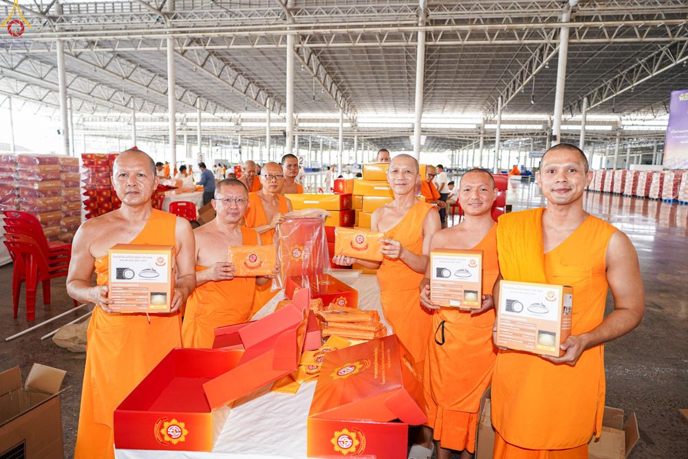 ภาพ No.321157:วันที่ 10-11 เมษายน พ.ศ.2569 การเตรียมกล่องไทยธรรม และการติดผ้ารับประเคน เพื่องานถวายมหาสังฆทาน 40,000 กว่าวัดทั่วประเทศ วันคุ้มครองโลก 22 เมษายน พ.ศ.2569 วัดพระธรรมกาย