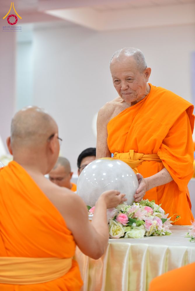 ภาพ No.294279:วันอาทิตย์ที่ 14 ธันวาคม พ.ศ.2568 พิธีเจริญพระพุทธมนต์สมโภชดวงแก้วลูกนิมิตเอก และดวงแก้วนิมิตปฏิบัติธรรม อัญเชิญประดิษฐาน  ณ วัดพระธรรมกายในประเทศสหรัฐอเมริกาและประเทศเยอรมนี 7 แห่ง ณ อาคารปลูกศรัทธา 2 วัดพระธรรมกาย