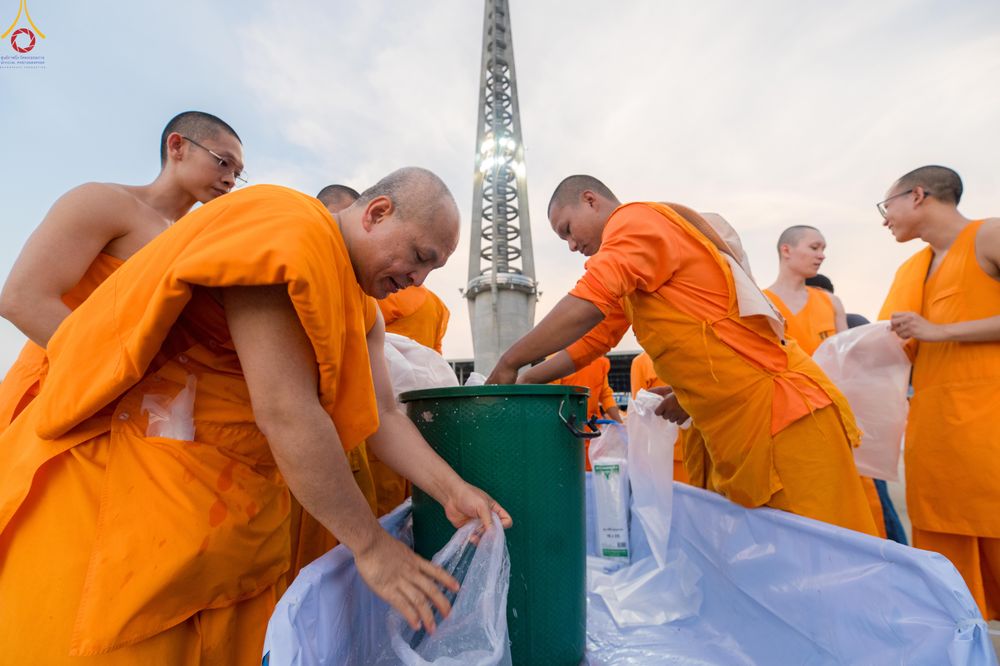 ภาพ No.320406:วันที่ 9 เมษายน พ.ศ.2569 การเตรียมงาน มัดถุงน้ำ ถ่วงขาโต๊ะไทยธรรม เพื่องานถวายมหาสังฆทาน 40,000 กว่าวัดทั่วประเทศ วันคุ้มครองโลก 22 เมษายน พ.ศ.2569 วัดพระธรรมกาย