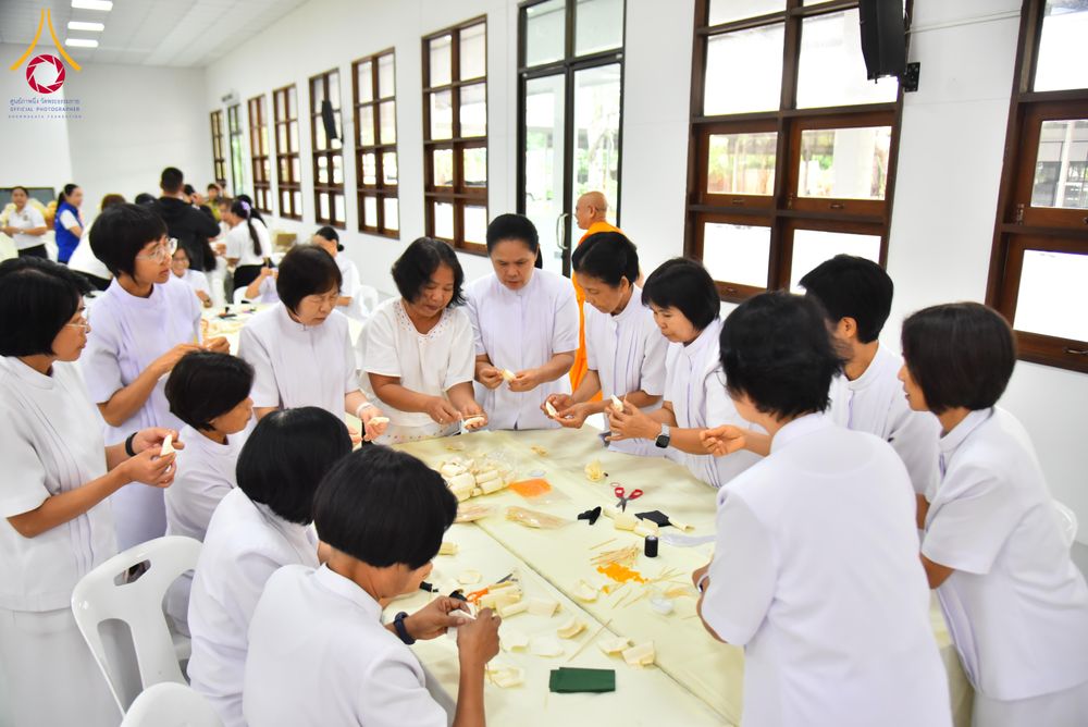 ภาพ No.327509:วันศุกร์ที่ 1 พฤษภาคม พ.ศ. 2569 รวมใจพสกนิกรชาวอำเภอคลองหลวง ประดิษฐ์ดอกไม้จันทน์ เพื่อใช้ในพิธีถวายดอกไม้จันทน์ในงานพระราชพิธีถวายพระเพลิงพระบรมศพ สมเด็จพระนางเจ้าสิริกิติ์ พระบรมราชินีนาถ พระบรมราชชนนีพันปีหลวง ณ วัดพระธรรมกาย
