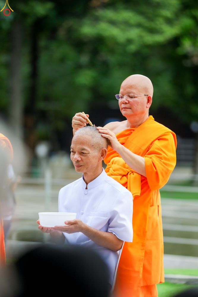 ภาพ No.330564:วันที่ 30 พฤษภาคม พ.ศ.2569 พิธีตัดปอยผมและปลงผม อุบาสกอุปสมบทอุทิศชีวิต 11 ท่าน (ภาพชุดที่ 2) ณ โบสถ์พระไตรปิฎก วัดพระธรรมกาย จังหวัดปทุมธานี