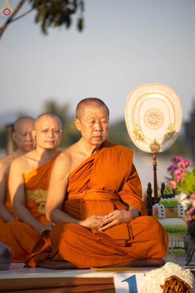 ภาพ No.284210:วันเสาร์ที่ 20 ธันวาคม พ.ศ.2568  พิธีตักบาตรพระ 10,000 รูป เนื่องในโอกาส 194 ปี จังหวัดกาญจนบุรี และอุทิศส่วนกุศลให้แด่บรรพชนทั้งหลาย บริเวณถนนสองแคว (Skywalk) เมืองกาญจนบุรี