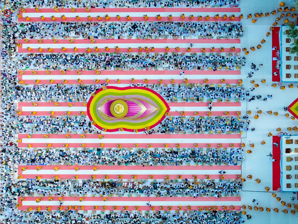 ภาพ No.289443:วันที่ 7 มกราคม พ.ศ. 2569 พิธีตักบาตรพระธรรมยาตรา ณ อนุสรณ์สถานลำดับที่ 1 สถานที่เกิดด้วยรูปกายเนื้อ อนุสรณ์สถานมหาวิหารพระมงคลเทพมุนี (โลตัสแลนด์) อ.สองพี่น้อง จ.สุพรรณบุรี ในโครงการธรรมยาตรา กตัญญูบูชา มหาปูชนียาจารย์ พระมงคลเทพมุนี(สด จนฺทสโร) พระผู้ป