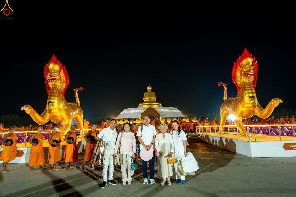 ภาพ No.302384:วันที่ 24 มกราคม พ.ศ. 2569 พิธีตักบาตรพระธรรมยาตรา ณ อนุสรณ์สถานลำดับที่ 5 สถานที่เผยแผ่วิชชาธรรมกายครั้งแรก อนุสรณ์สถานบางปลา วัดบางปลา อำเภอบางเลน จังหวัดนครปฐม ในโครงการธรรมยาตรา กตัญญูบูชา มหาปูชนียาจารย์ พระมงคลเทพมุนี(สด จนฺทสโร) พระผู้ปราบมาร อนุส