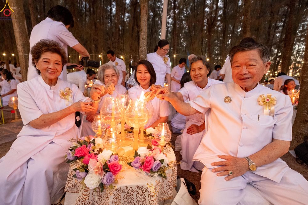 ภาพ No.290146:วันที่ 6 มกราคม พ.ศ. 2569 พิธีจุดประทีปถวายเป็นพุทธบูชา และบูชาธรรมมหาปูชนียาจารย์ (ภาพชุดที่ 2) ณ อนุสรณ์สถานมหาวิหารพระมงคลเทพมุนี (โลตัสแลนด์) อ.สองพี่น้อง จ.สุพรรณบุรี ในโครงการธรรมยาตรา กตัญญูบูชา มหาปูชนียาจารย์ พระมงคลเทพมุนี(สด จนฺทสโร) พระผู้ปรา