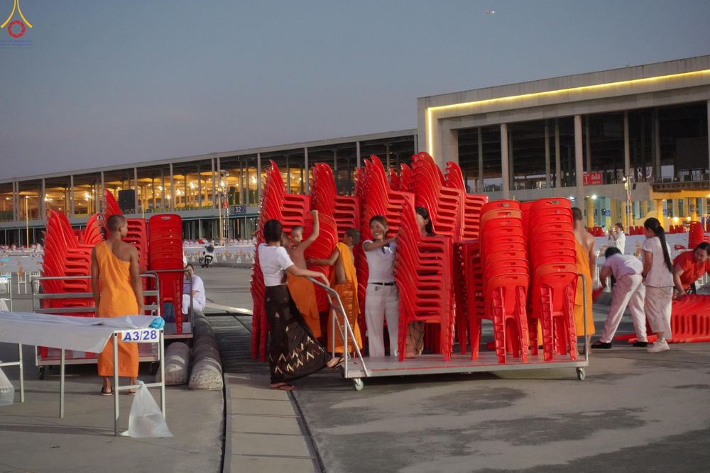 ภาพ No.322045:วันที่ 12 -13 เมษายน พ.ศ.2569 การเตรียมกล่องไทยธรรม + การขนย้ายเก้าอี้ เพื่องานถวายมหาสังฆทาน 40,000 กว่าวัดทั่วประเทศ วันคุ้มครองโลก 22 เมษายน พ.ศ.2569 วัดพระธรรมกาย