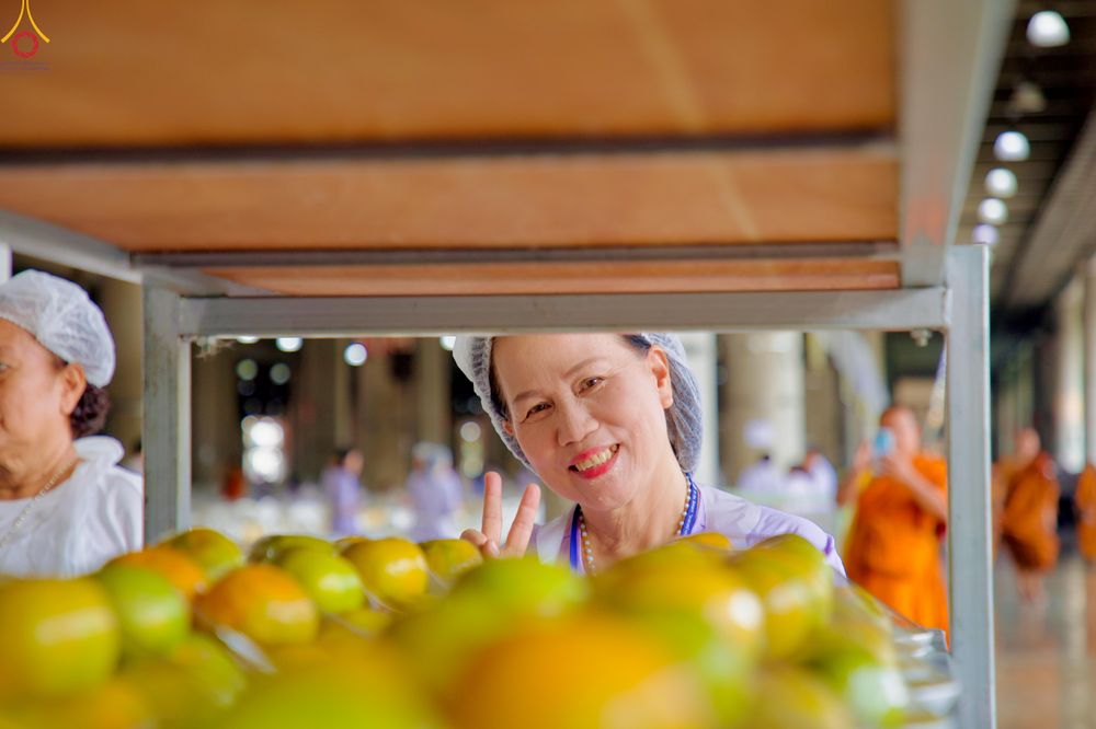 ภาพ No.325743:วันที่ 22 เมษายน พ.ศ.2569(วันคุ้มครองโลก) งานถวายมหาสังฆทาน 40,000 กว่าวัดทั่วประเทศ เจ้าหน้าที่ สาธุชน ร่วมใจจัดเตรียมภัตตาหารเพล (ชุด 2)