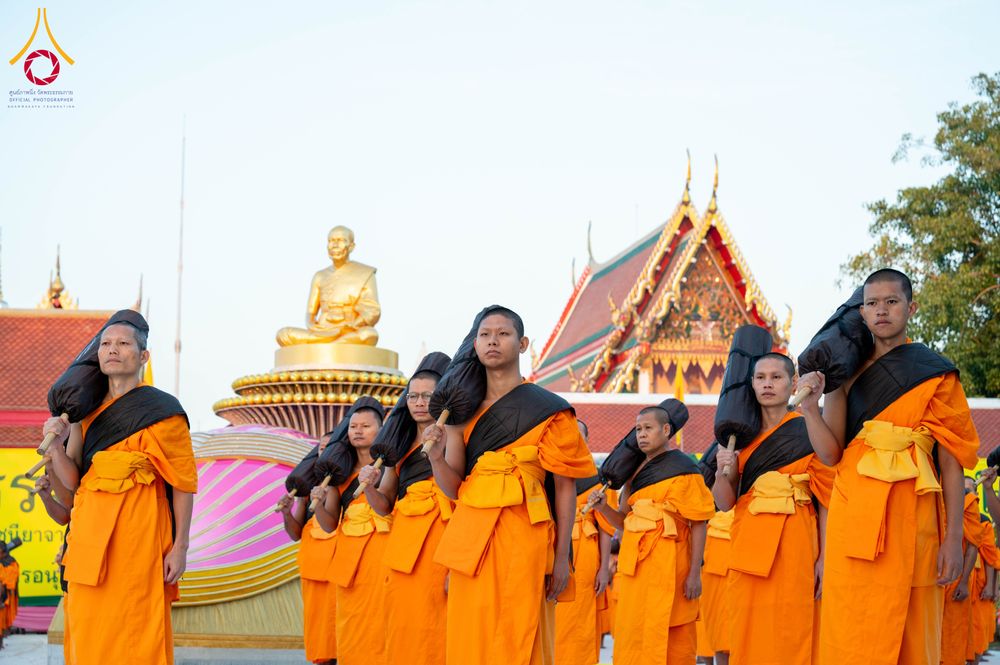 ภาพ No.294647:วันอาทิตย์ที่ 14 ธันวาคม พ.ศ.2568 พระธรรมยาตราปฏิบัติธรรมและถ่ายภาพหมู่ประวัติศาสตร์ ณ วัดสองพี่น้อง ต.ต้นตาล อ.สองพี่น้อง จ.สุพรรณบุรี ในโครงการธรรมยาตรา กตัญญูบูชา มหาปูชนียาจารย์ พระมงคลเทพมุนี(สด จนฺทสโร) พระผู้ปราบมาร อนุสรณ์สถาน 7 แห่ง ปีที่ 14