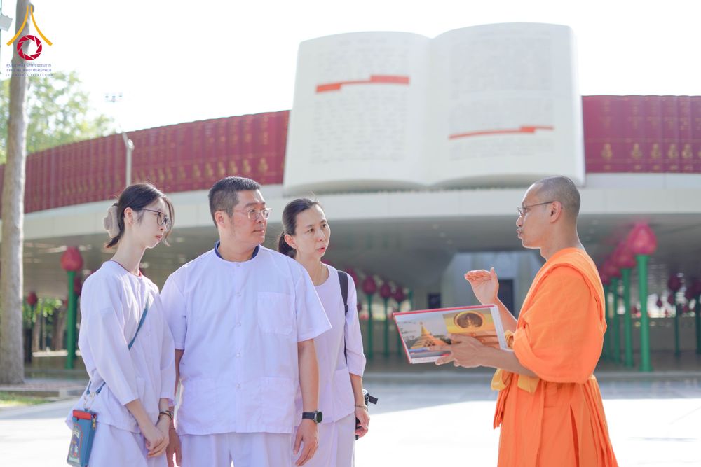 ภาพ No.340402:วันที่  12 - 22 กรกฎาคม พ.ศ.2569 ชาวต่างชาติจากประเทศกัวเตมาลา รัสเซีย เซอร์เบีย เยอรมัน อเมริกา สเปน สิงคโปร์ และศรีลังกา  เยี่ยมชมวัด เรียนรู้วิธีการนั่งสมาธิ และกราบสักการะพระมหาธรรมกายเจดีย์ ณ วัดพระธรรมกาย