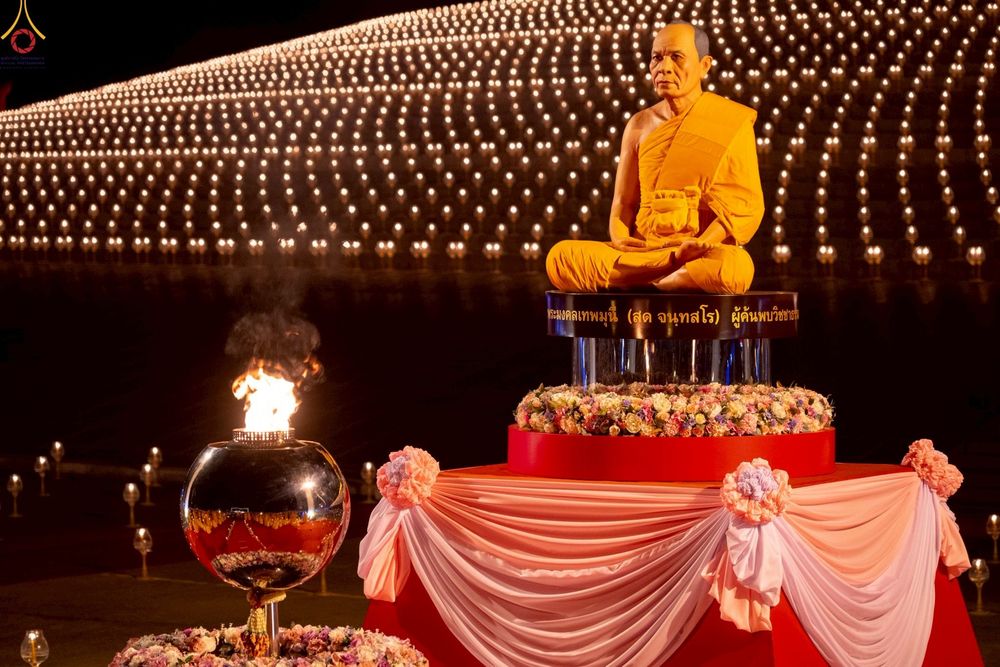 ภาพ No.253716:วันที่ 10 ตุลาคม พ.ศ. 2568 พิธีจุดประทีปบูชาพระผู้ปราบมาร, พิธีจุดประทีปบนพระมหาธรรมกายเจดีย์  20,000 ดวง เนื่องในวันคล้ายวันเกิดครบรอบ 141 ปี พระมงคลเทพมุนี (สด จนฺทสโร)