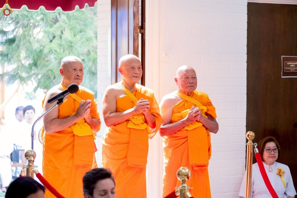 ภาพ No.252319:วันที่ 4-5 ตุลาคม พ.ศ. 2568  วัดพระธรรมกายแคลิฟอร์เนีย ประเทศสหรัฐอเมริกา ได้จัดพิธีตัดปอยผม โดยคณะสงฆ์ ญาติ ๆ และสาธุชน ให้กับนาคธรรมทายาท 8 ท่าน และได้จัดพิธีบรรพชา-อุปสมบท ฉลองพิธีทอดกฐินบรมจักรพรรดิ สร้างอุโบสถ 82 ปี บูชาธรรมหลวงพ่อธัมมชโย