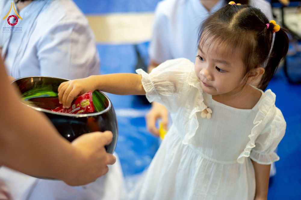 ภาพ No.256852:วันที่ 5 ตุลาคม พ.ศ. 2568 พิธีตักบาตร ข้าวสารอาหารแห้ง ณ บ้านแก้วเรือนทองคุณยายฯ สภาธรรมกายสากล วัดพระธรรมกาย