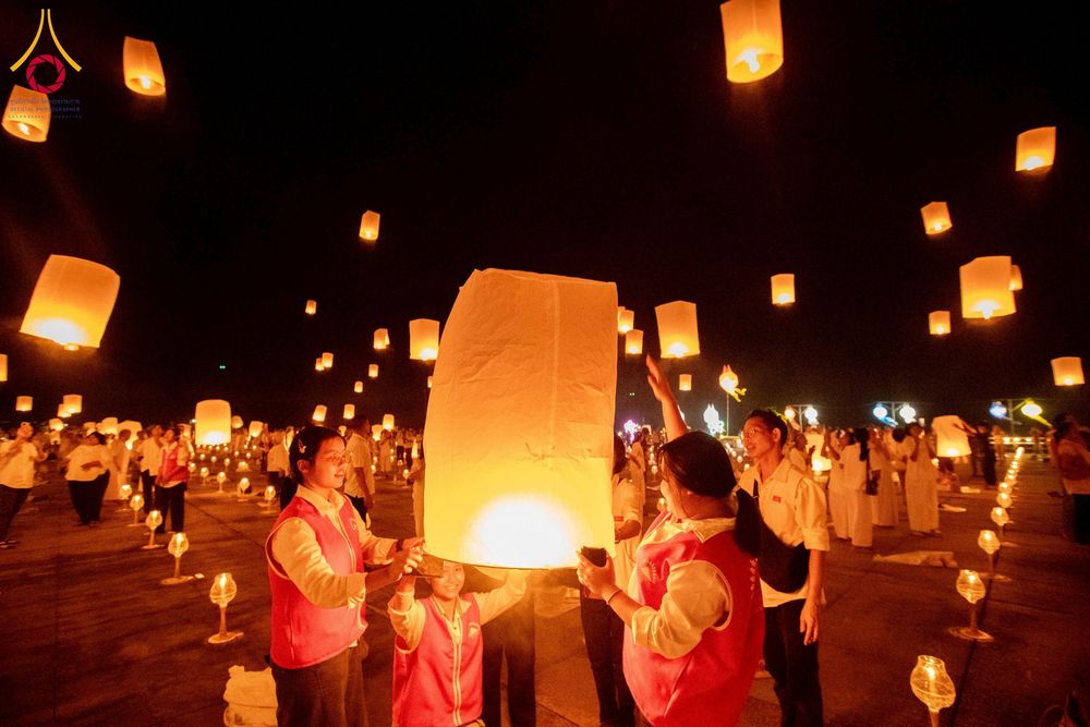 ภาพ No.266183:วันพุธที่ 5 พฤศจิกายน พ.ศ. 2568 (วันพระ ขึ้น 15 ค่ำ เดือน 12) พิธีจุดประทีปโคมลาน, โคมลอย และลอยกระทง ถวายประทีปเป็นพุทธบูชา สร้างความสว่างไสวให้กับแผ่นดินด้วยแสงธรรม ณ พุทธอุทยานนานาชาติ จังหวัดหนองคาย