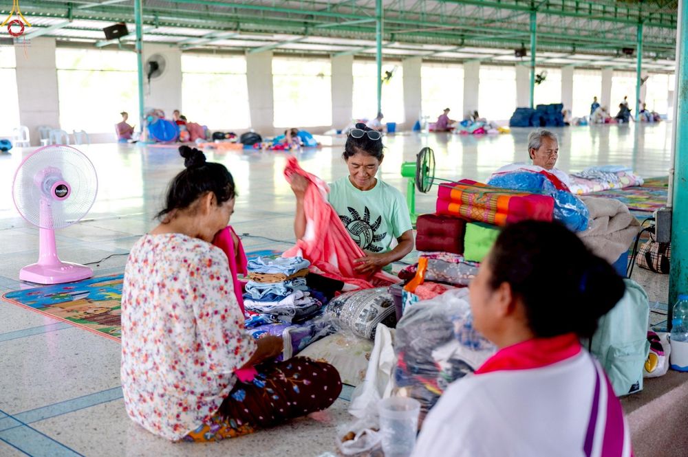 ภาพ No.235480:วันที่ 30-31 กรกฎาคม พ.ศ. 2568 วัดพระธรรมกาย มูลนิธิธรรมกาย ร่วมกับศูนย์ส่งเสริมศีลธรรมจังหวัดสุรินทร์ เปิดศูนย์พักพิงชั่วคราวเพื่อช่วยเหลือประชาชน ผู้อพยพจากเหตุปะทะกันตามแนวชายแดน ไทย-กัมพูชา ตั้งแต่วันที่ 24 กรกฎาคม พ.ศ.2568 เป็นต้นไป