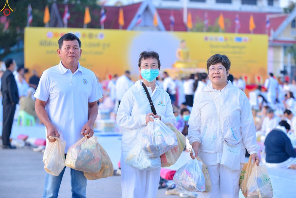 ภาพ No.280190:วันอังคารที่ ๓๐ ธันวาคม พ.ศ. ๒๕๖๘ พิธีตักบาตรพระ ๑,๐๖๙ รูป จังหวัดกาฬสินธุ์   ณ บริเวณสนามหน้าศาลากลาง จังหวัดกาฬสินธุ์ (หลังเก่า)