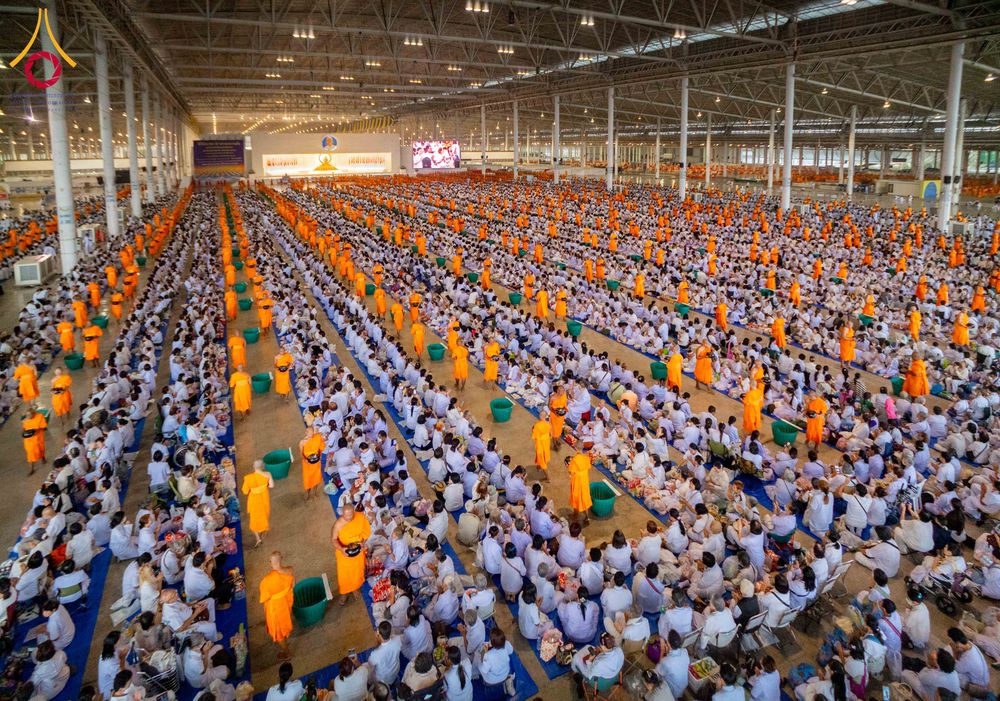 ภาพ No.308469:วันที่ 1 กุมภาพันธ์ พ.ศ. 2569 พิธีตักบาตรข้าวสารอาหารแห้ง ณ บ้านแก้วเรือนทองคุณยาย สภาธรรมกายสากล วัดพระธรรมกาย