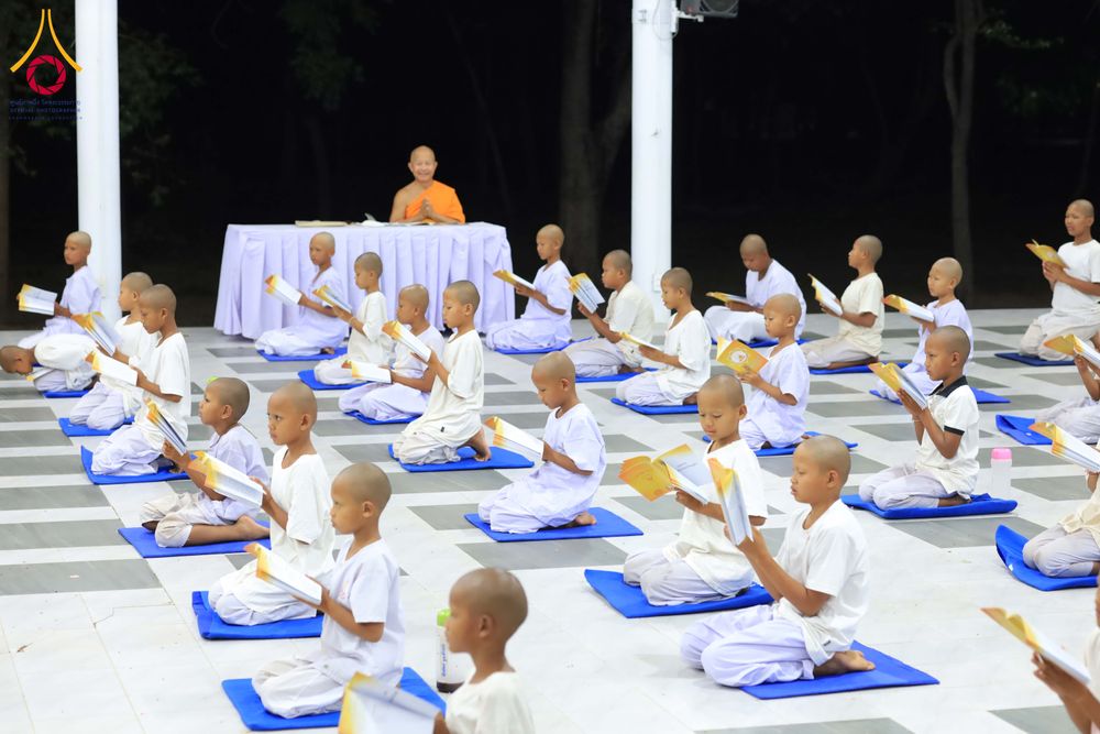 ภาพ No.319956:วันที่ 1 เมษายน พ.ศ.2569 นาคน้อยว่าที่สามเณรธรมทายาท จำนวน 98 คน  ร่วมกันสวดมนต์ทำวัตรเย็นและนั่งสมาธิ ณ ศูนย์ปฏิบัติธรรมบุรีรัมย์ จ.บุรีรัมย์