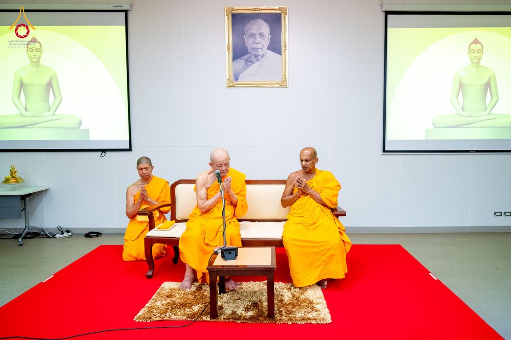 ภาพ No.323354:หลวงพ่อทัตตชีโว รองเจ้าอาวาสวัดพระธรรมกาย ถวายการต้อนรับปฏิสันถารคณะสงฆ์จากประเทศศรีลังกา