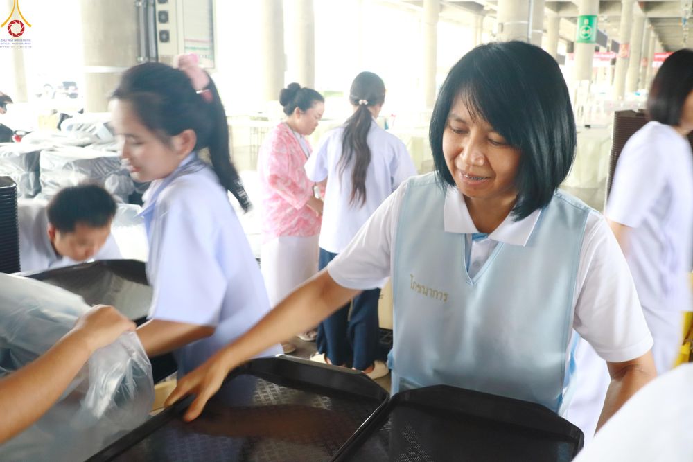 ภาพ No.322978:วันที่ 17-19 เมษายน พ.ศ.2569 การปูผ้ากระสอบขาว , เตรียมจุดฉัน , เตรียมจุดพักค้าง เพื่องานถวายมหาสังฆทาน 40,000 กว่าวัดทั่วประเทศ วันคุ้มครองโลก 22 เมษายน พ.ศ.2569 วัดพระธรรมกาย