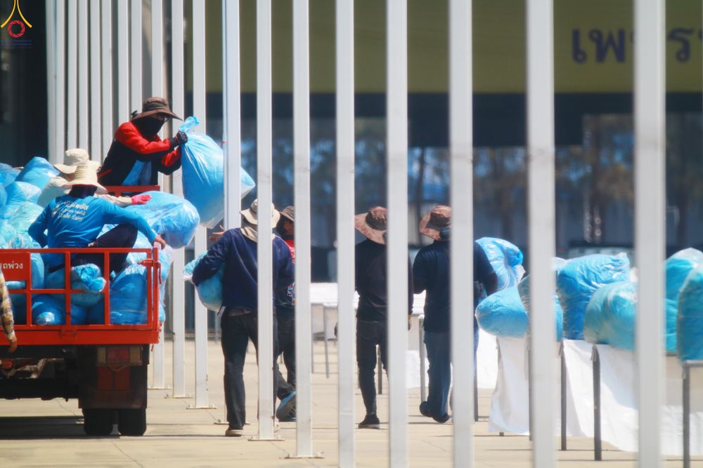 ภาพ No.321968:วันที่ 11-12 เมษายน พ.ศ.2569 การเตรียมงาน มัดถุงน้ำ , ผูกผ้าระบาย , เตรียมจุดฉันภัตตาหาร เพื่องานถวายมหาสังฆทาน 40,000 กว่าวัดทั่วประเทศ วันคุ้มครองโลก 22 เมษายน พ.ศ.2569 วัดพระธรรมกาย