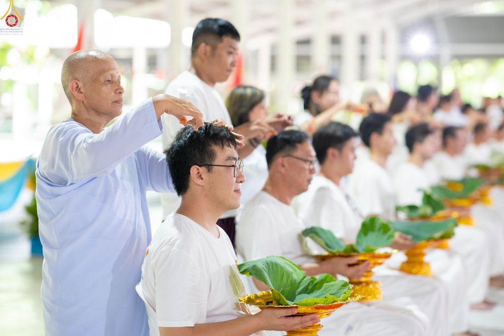 ภาพ No.338277:วันอาทิตย์ที่ 5 กรกฎาคม พศ.2569 พิธีตัดปอยผมธรรมทายาทนานาชาติ IDOP รุ่นที่ 21 จากประเทศจีน มาเลเซีย สิงคโปร์ และไต้หวัน ณ โถงช้าง วัดพระธรรมกาย