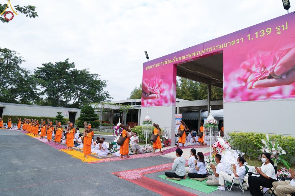 ภาพ No.68901:พิธีต้อนรับพระธรรมยาตรา ในโครงการธรรมยาตรากตัญญูบูชา มหาปูชนียาจารย์ พระมงคลเทพมุนี(สด จนฺทสโร) พระผู้ปราบมาร อนุสรณ์สถาน 7 แห่ง ปีที่ 11 วันที่ 3 มกราคม พ.ศ. 2566 ณ อนุสรณ์สถานมหาวิหารพระมงคลเทพมุนี จ.สุพรรณบุรี