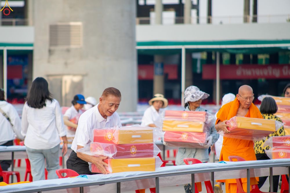 ภาพ No.322572:วันที่ 17 เมษายน พ.ศ.2569 การเรียงกล่องไทยธรรม เรียงน้ำดื่ม เรียงร่ม ณ ลานธรรมพระมหาธรรมกายเจดีย์ เพื่องานถวายมหาสังฆทาน 40,000 กว่าวัดทั่วประเทศ วันคุ้มครองโลก 22 เมษายน พ.ศ.2569 วัดพระธรรมกาย