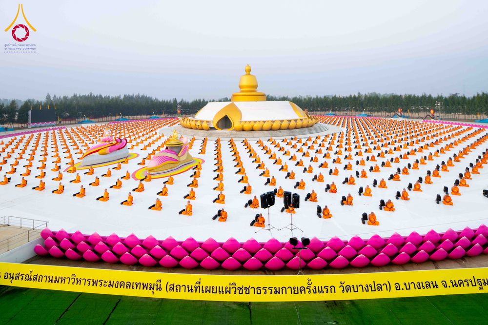 ภาพ No.299780:วันที่ 19 มกราคม พ.ศ.2569 พระธรรมยาตราปฏิบัติธรรมและถ่ายภาพหมู่ประวัติศาสตร์ ณ อนุสรณ์สถานลำดับที่ 5 สถานที่เผยแผ่วิชชาธรรมกายครั้งแรก  อนุสรณ์สถานบางปลาวัดบางปลา อ.บางเลน จ.นครปฐม ในโครงการธรรมยาตรา กตัญญูบูชา มหาปูชนียาจารย์ พระมงคลเทพมุนี(สด จนฺทสโร) 