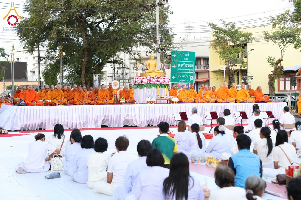 ภาพ No.310295:วันอาทิตย์ที่ 15 กุมภาพันธ์ พ.ศ. 2569 ตักบาตรพระ 1,000 รูป เมืองตรัง ปีที่ 2 ณ ลานพระบรมราชานุสาวรีย์ รัชกาลที่ 5 (หน้าศาลจังหวัดตรัง)อ.เมือง จ.ตรัง