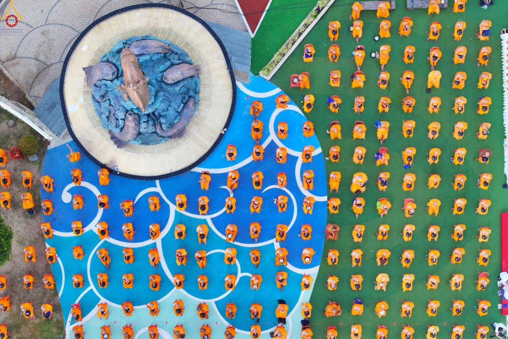 ภาพ No.284280:วันเสาร์ที่ 20 ธันวาคม พ.ศ.2568  พิธีตักบาตรพระ 10,000 รูป เนื่องในโอกาส 194 ปี จังหวัดกาญจนบุรี และอุทิศส่วนกุศลให้แด่บรรพชนทั้งหลาย บริเวณถนนสองแคว (Skywalk) เมืองกาญจนบุรี