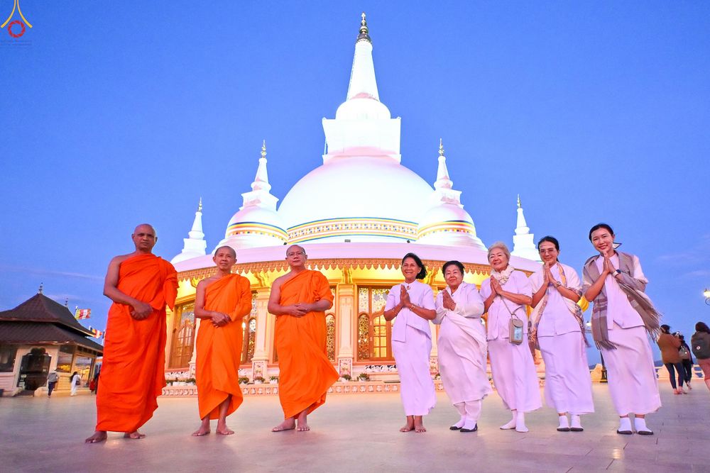 ภาพ No.284288:วันที่ 28 ตุลาคม พ.ศ.2568 กฐินสมทบต่างประเทศ โดยคณะศิษยานุศิษย์ บูชาธรรม 81 ปี หลวงพ่อธัมมชโย ณ วัดมหาเมฆนาวา ศรีลังกา