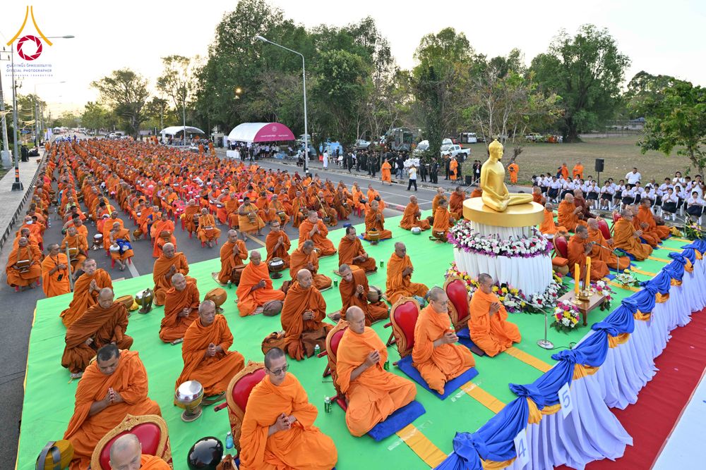 ภาพ No.281514:วันอาทิตย์ที่ 28 ธันวาคม พ.ศ.2568 ตักบาตรพระ 1000 รูป ปีที่ 1 ทำบุญเมืองสตูลส่งท้ายปี ณ หน้าโรงเรียนสตูลวิทยา จ.สตูล