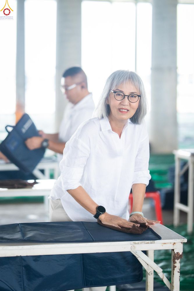 ภาพ No.322381:วันที่ 16 เมษายน พ.ศ.2569 การจัดเตรียมเบาะรองนอน เช็ดทำความสะอาด  เพื่องานถวายมหาสังฆทาน 40,000 กว่าวัดทั่วประเทศ วันคุ้มครองโลก 22 เมษายน พ.ศ.2569 วัดพระธรรมกาย