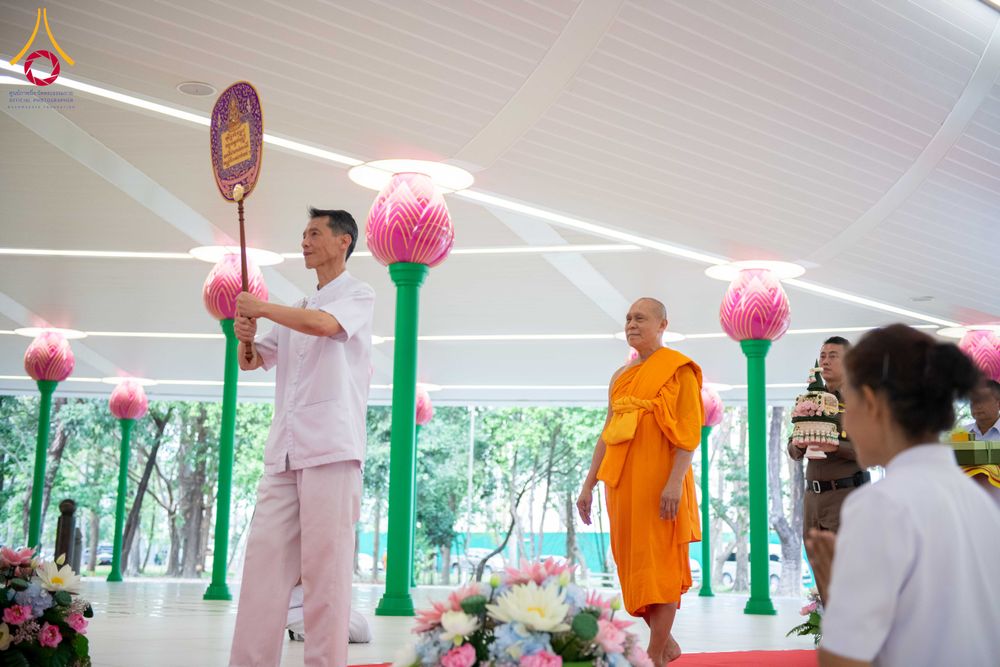 ภาพ No.308988:วันอาทิตย์ที่ 8 กุมภาพันธ์ พ.ศ. 2569  พิธีต้อนรับพระบัญชาสมเด็จพระสังฆราช แต่งตั้ง  “พระครูปลัดรัตนวีรวัฒน์” (รังสฤษดิ์ อิทฺธิจินฺตโก) เจ้าอาวาสวัดพระธรรมกาย ให้ดำรงตำแหน่ง “ที่ปรึกษาเจ้าคณะจังหวัดปทุมธานี”