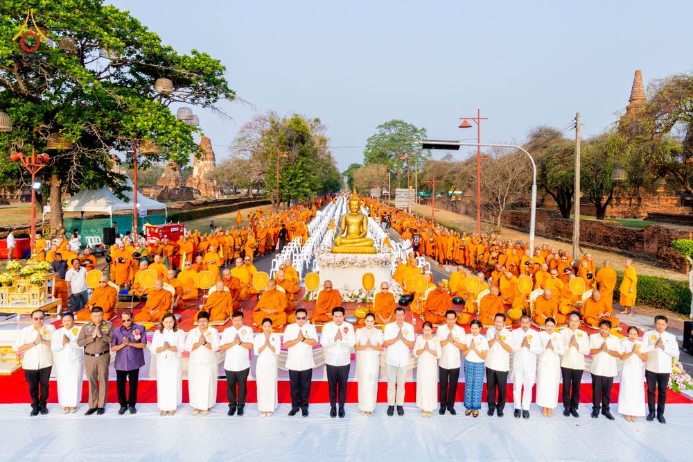 ภาพ No.318066:วันเสาร์ที่ 4 เมษายน พ.ศ. 2569 งานทำบุญเมืองใจกลางอยุธยา  ตักบาตรพระ 1,109 รูป ณ ถนนชีกุน หน้าวัดมหาธาตุ และวัดราชบูรณะ