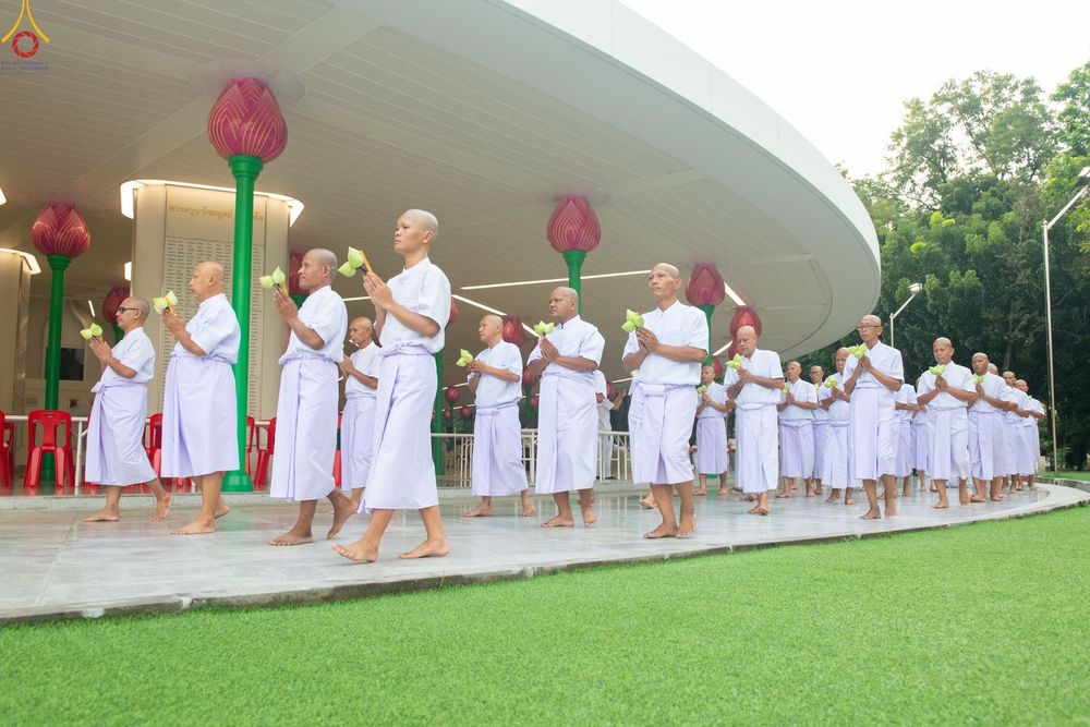 ภาพ No.350757:วันที่ 19 กันยายน พ.ศ.2569 พิธีบรรพชาอุปสมบท โครงการอุปสมบทหมู่บูชาธรรม ครบรอบ 109 ปี วันครูผู้ค้นพบวิชชาธรรมกาย ณ โบสถ์พระไตรปิฏก วัดพระธรรมกาย