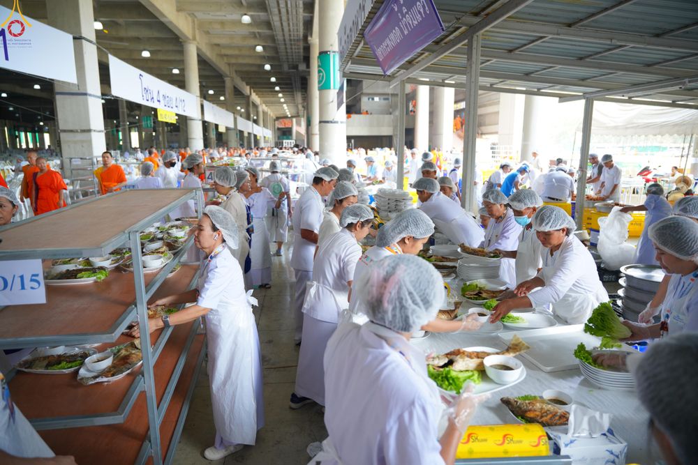 ภาพ No.323710:วันที่ 22 เมษายน พ.ศ.2569(วันคุ้มครองโลก) งานถวายมหาสังฆทาน 40,000 กว่าวัดทั่วประเทศ คณะสงฆ์ฉันภัตตาหารเพล