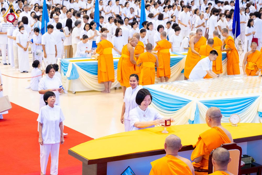 ภาพ No.338108:วันอาทิตย์ต้นเดือน 5 กรกฎาคม พ.ศ.2569 สัมมนาพิเศษ พิธีมอบพระของขวัญ ณ ห้องแก้วสารพัด1 วัดพระธรรมกาย