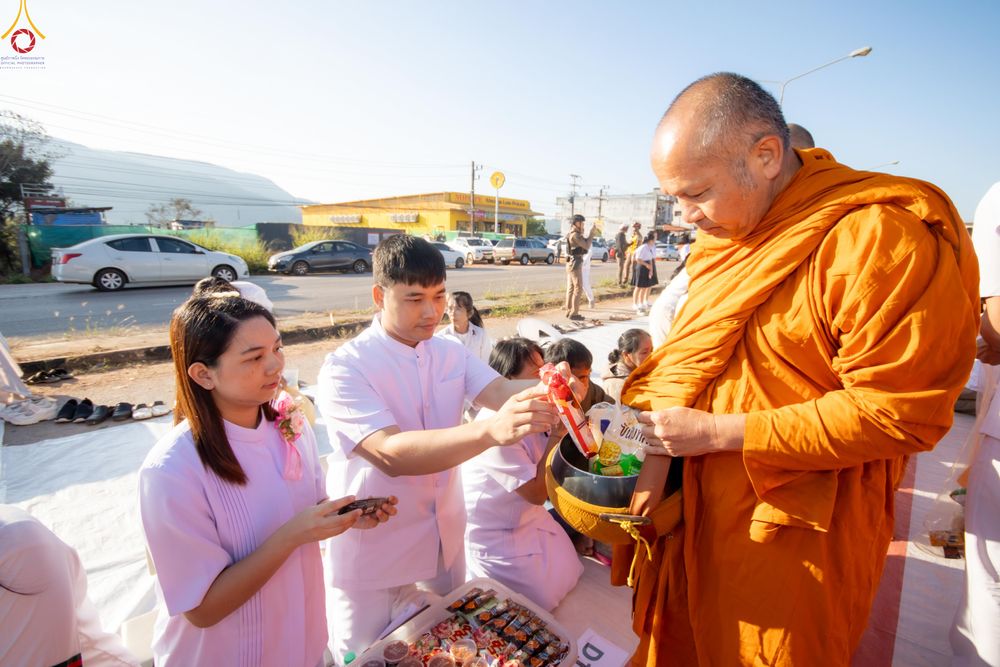 ภาพ No.281439:วันเสาร์ที่ 27 ธันวาคม พ.ศ.2568 พิธีตักบาตรพระ ๑,๐๐๐ รูป   เพื่อความเป็นสิริมงคลแก่ชีวิตและแผ่นดินไทย  มหากุศลครั้งยิ่งใหญ่แห่งปี ส่งท้ายปีเก่า ต้อนรับปีใหม่  ณ ถนนหน้าที่ว่าการอำเภอภูเรือ จังหวัดเลย