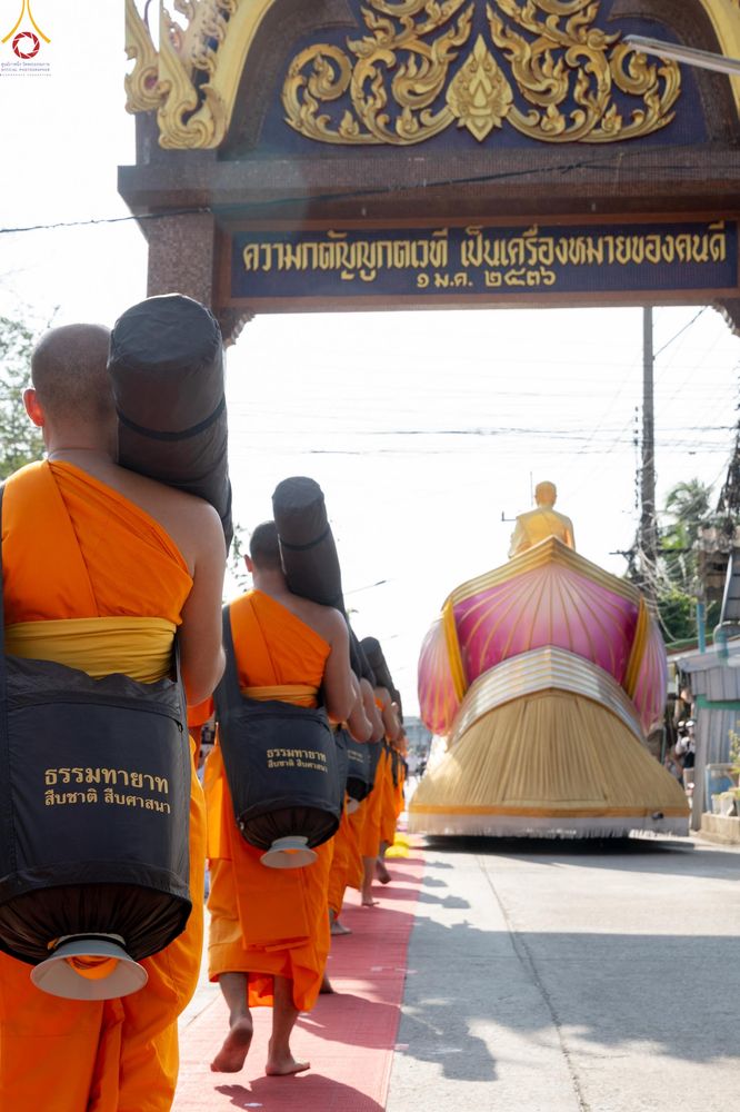 ภาพ No.290412:วันที่ 7 มกราคม พ.ศ. 2569 พิธีต้อนรับพระธรรมยาตรา ณ อนุสรณ์สถานลำดับที่ 2  สถานที่ตั้งมโนปณิธานบวชตลอดชีวิต อนุสรณ์สถานคลองบางนางแท่น (ภาพชุดที่ 2) อ.สามพราน จ.นครปฐม ในโครงการธรรมยาตรา กตัญญูบูชา มหาปูชนียาจารย์ พระมงคลเทพมุนี(สด จนฺทสโร) พระผู้ปราบมาร 