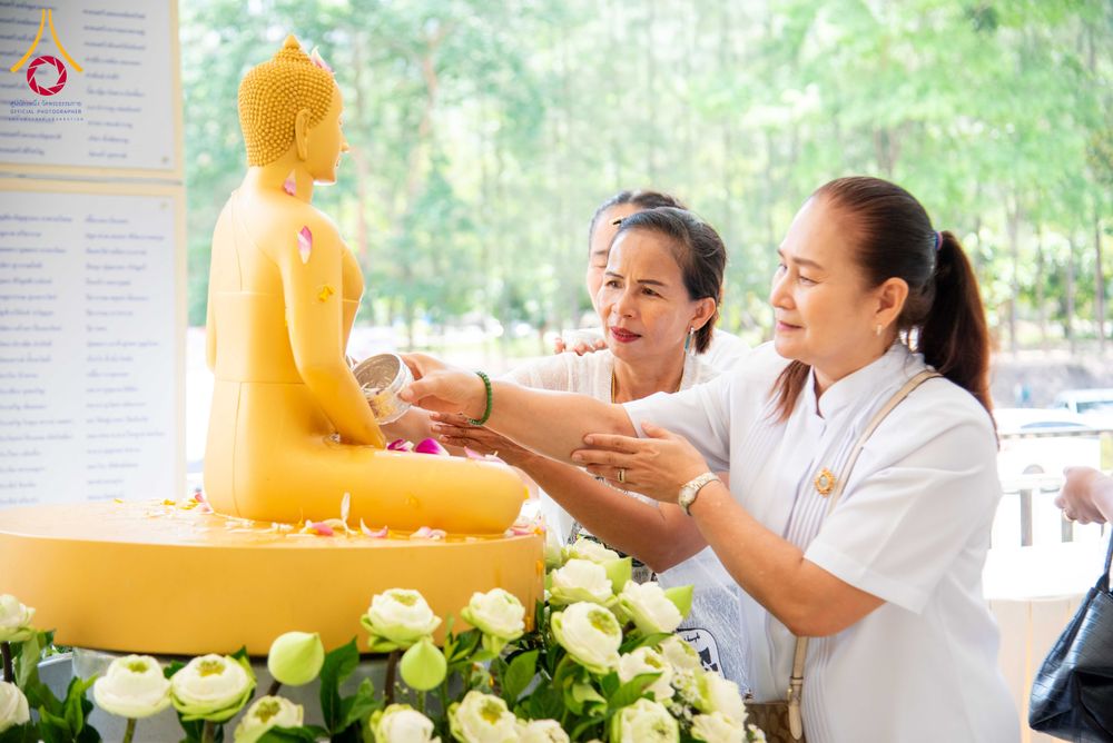 ภาพ No.321921:วันที่ 12 เมษายน พ.ศ.2569 ตักบาตรสงกรานต์ฉลองสามเณรใหม่  ณ ศูนย์ปฏิบัติธรรมระยอง(บ้านช่องลม)